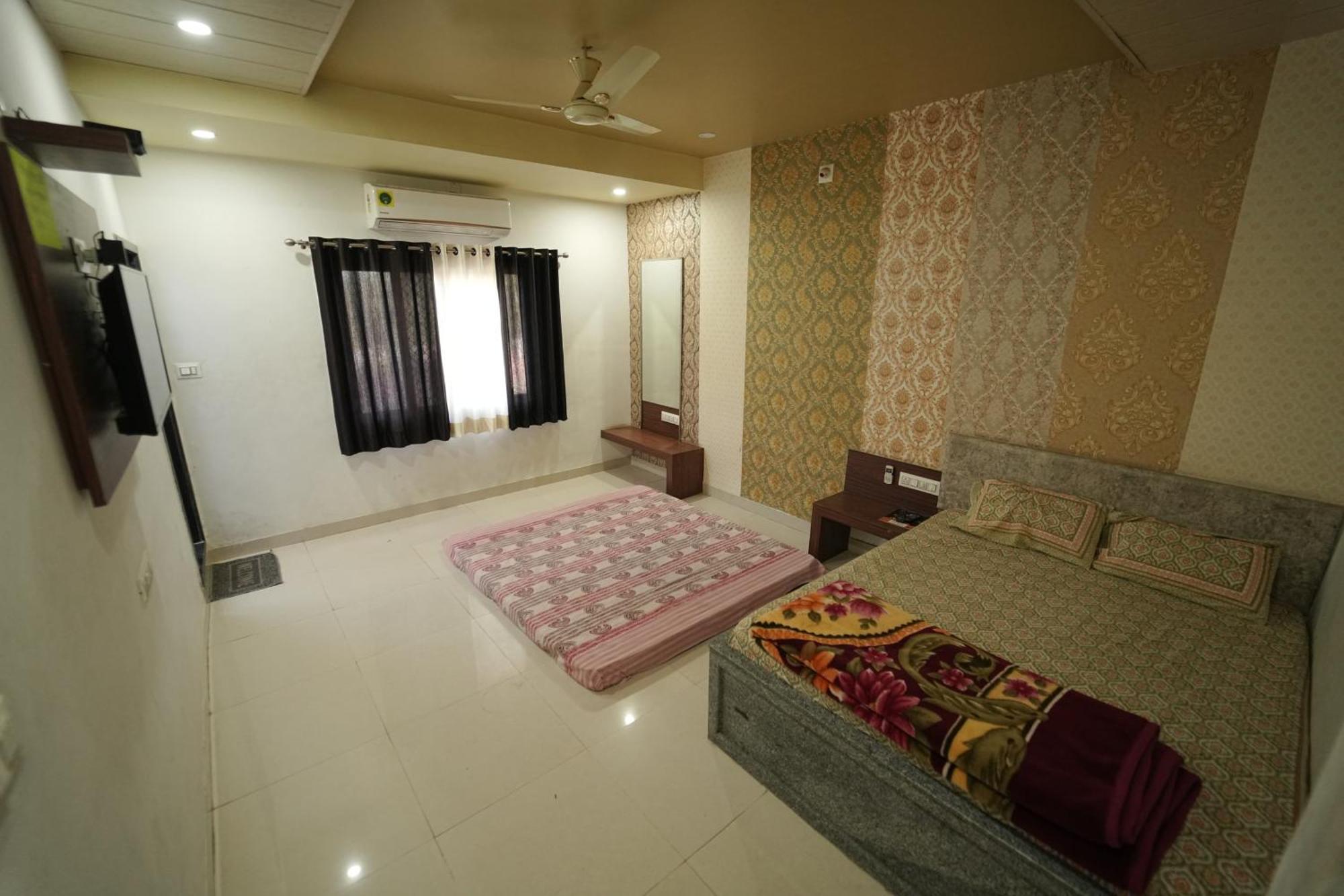 Hotel Pawar Palace And Restaurant Kelwa  Exterior photo
